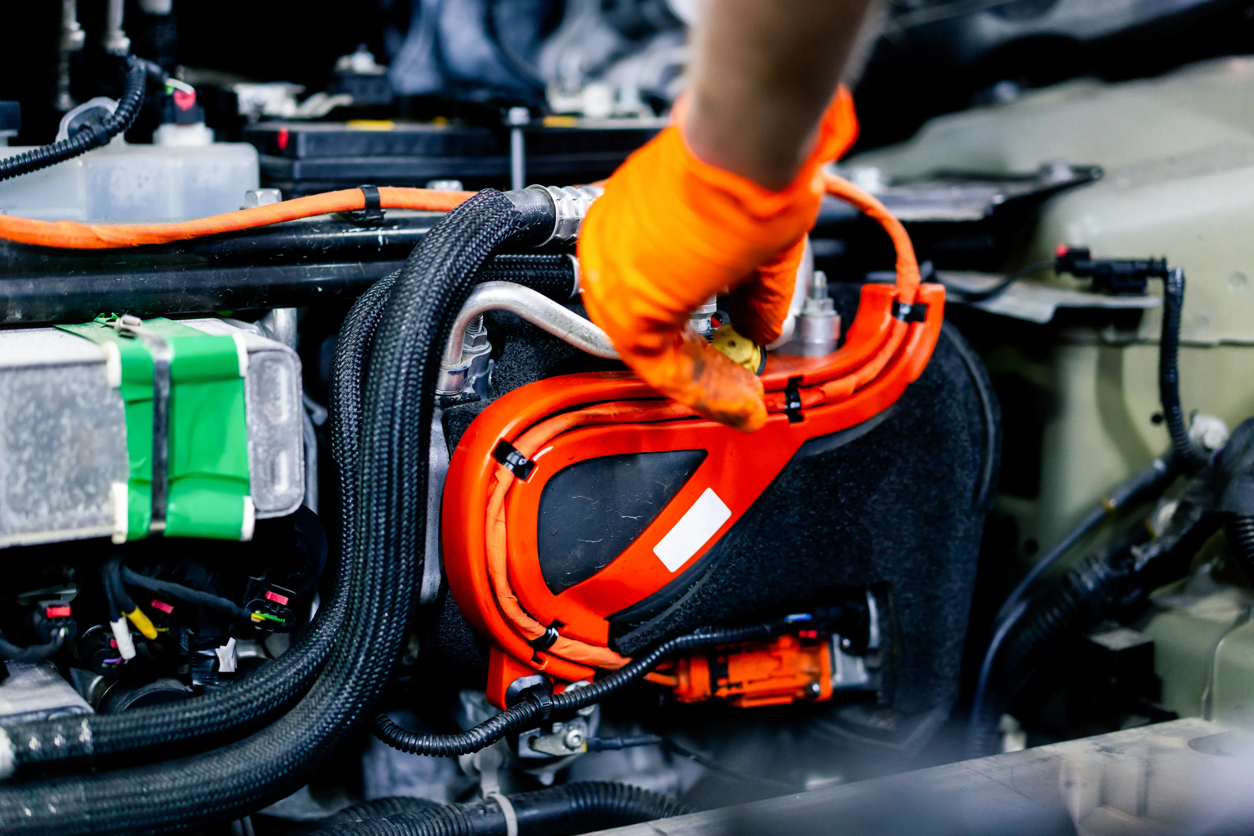 Kabelkonfektion für Automobilzulieferer, Kabel werden in einen Motor eingebaut.