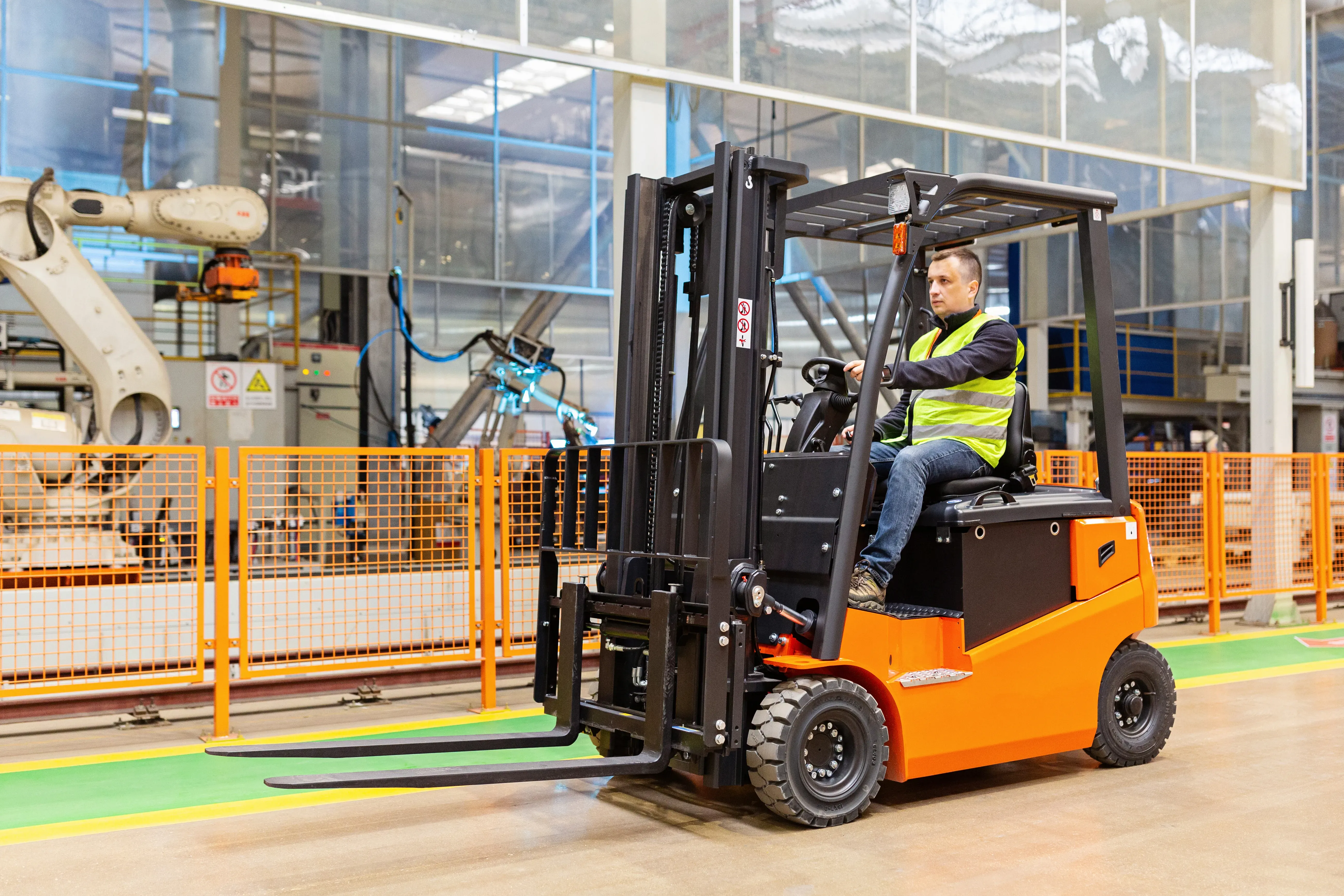 Kablekonfketion für Flurförderzeuge. Ein Gabelstapler transportiert Material in industrieller Fertigung