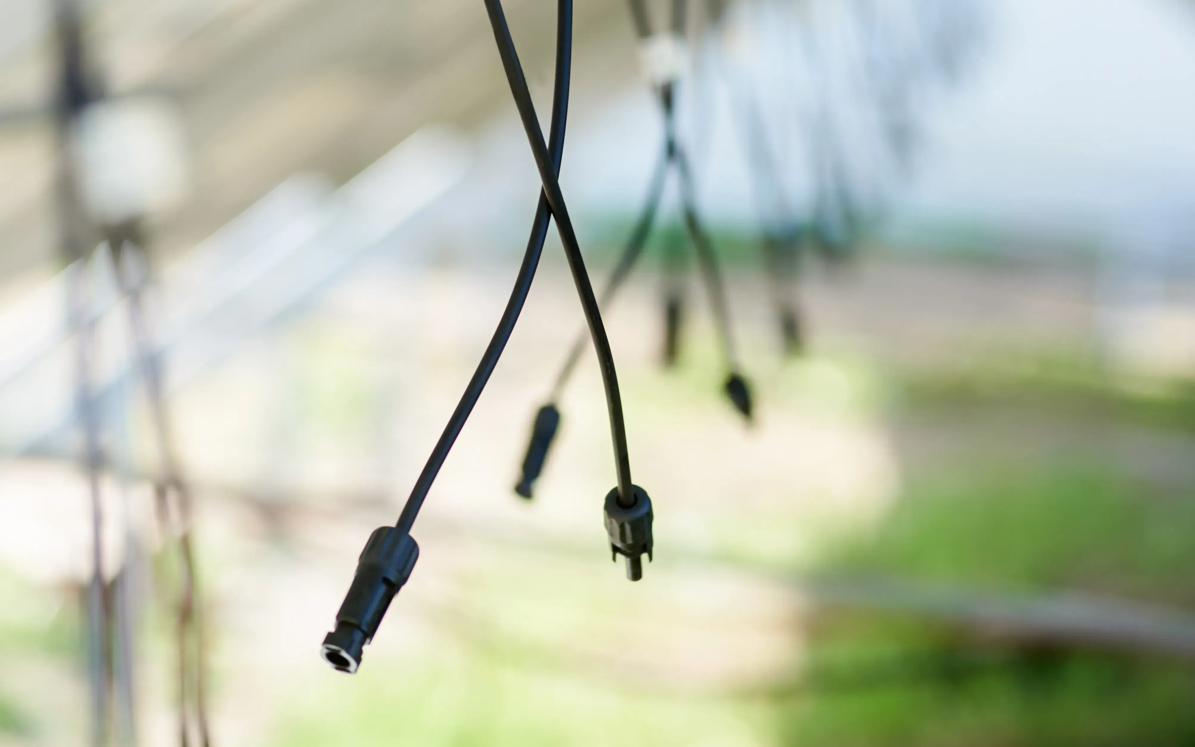 Solartechnik für erneuerbare Energie, Kabel hängen lose von einer Solaranlage