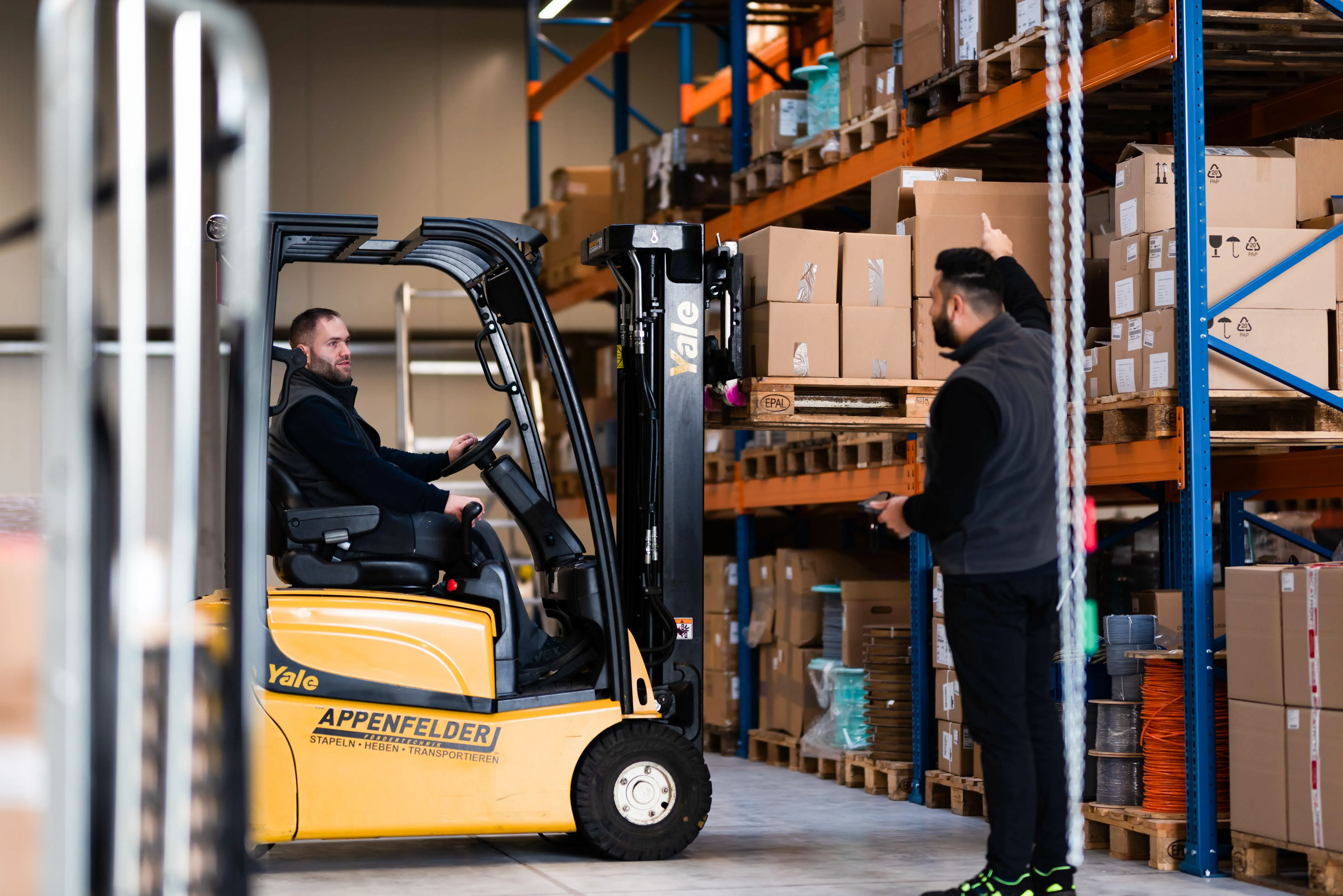 SICATRON-Mitarbeiter verladen verpackte Kabeltechnik
