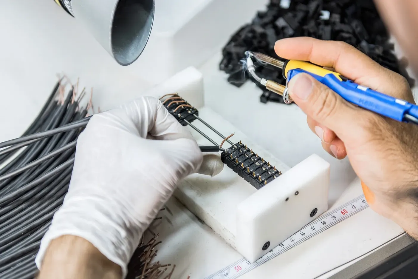 Mitarbeiter baut einen Schalter mit Kabel ein, der individuell angepasst wird
